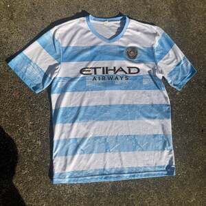 Manchester City 93:20 Anniversary Pre-Match Jersey - White/Blue Stripes
